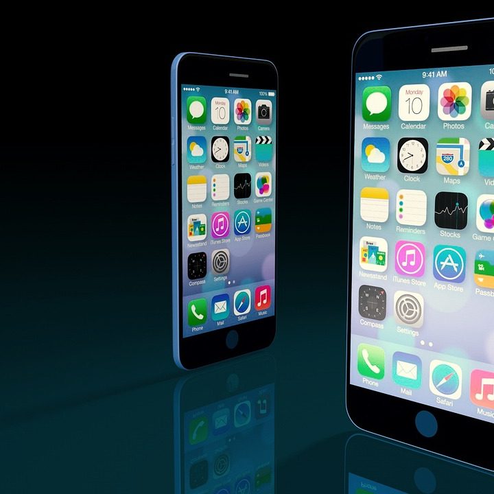 3d模型网 App 在手机竖屏上打开的模型分类首页，珊瑚粉标签铺满整屏，暖光台灯下有人在书桌前翻看模型缩略图